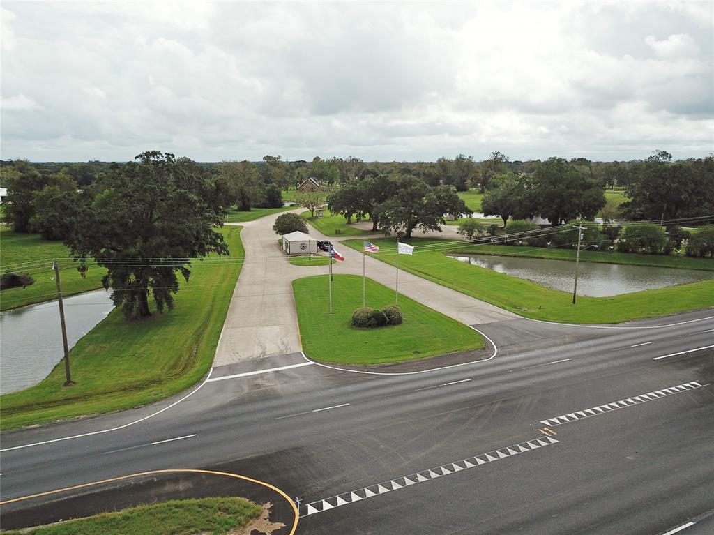 1425 Bronco Trail, Angleton, Texas image 3