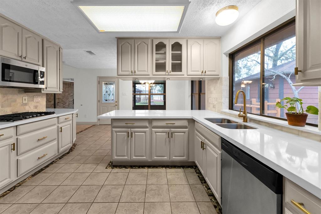 10702 Indian Trails Drive, Tomball, Texas image 9