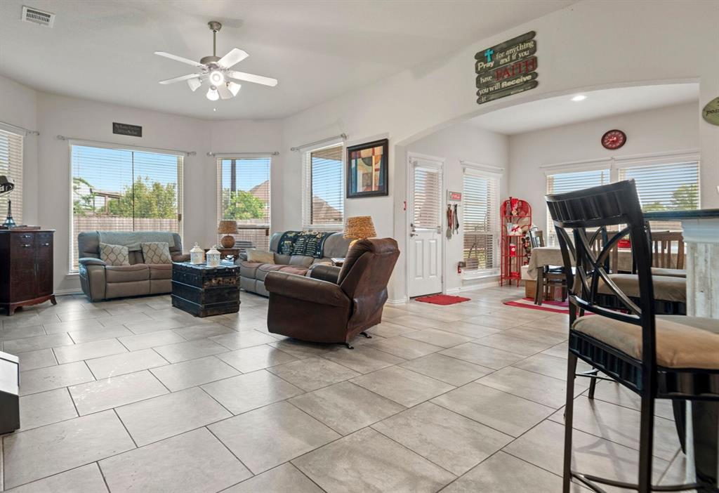 3203 Jeanette Circle, Mont Belvieu, Texas image 2
