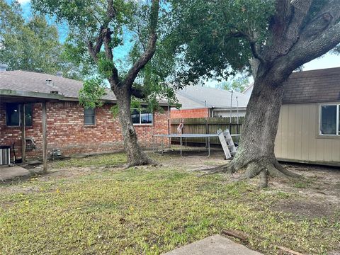 A home in Bacliff