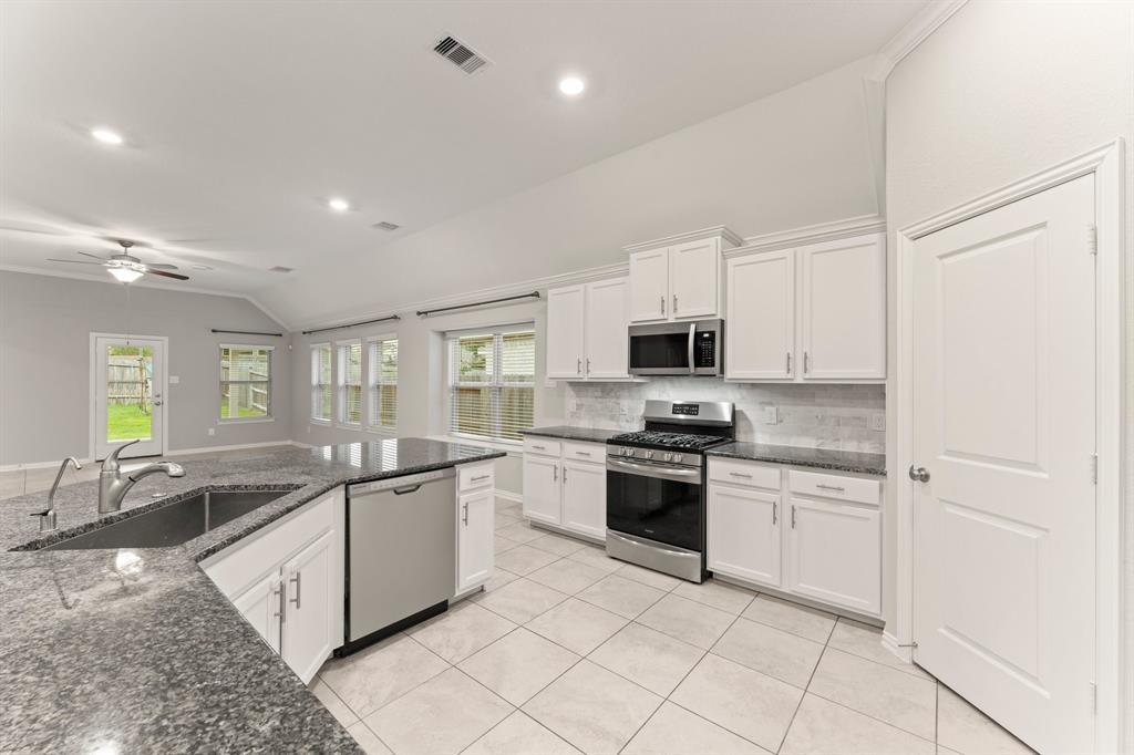 27918 Creek Flat Drive, Spring, Texas image 11