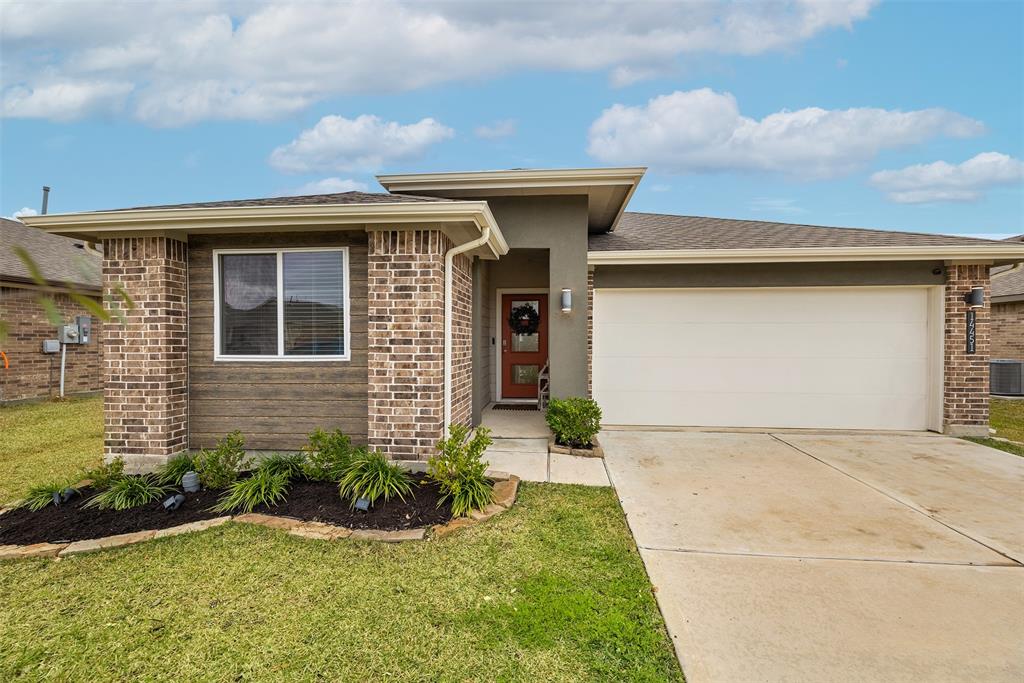 14451 Sweet Water Drive, Baytown, Texas image 2