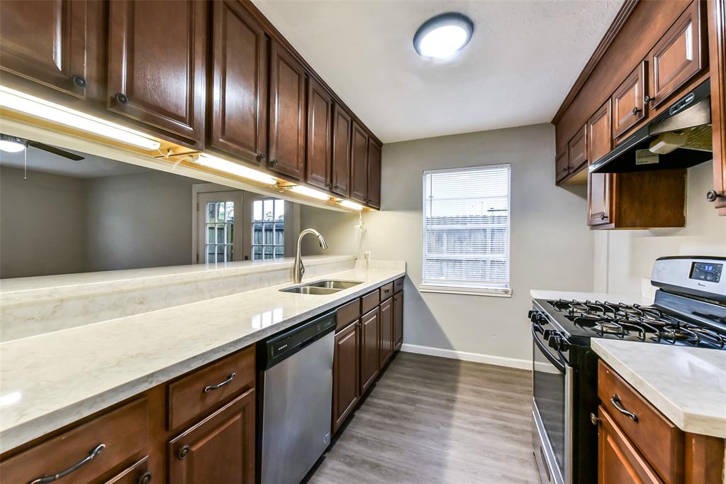 10015 Valley Lake Drive, Houston, Texas image 5