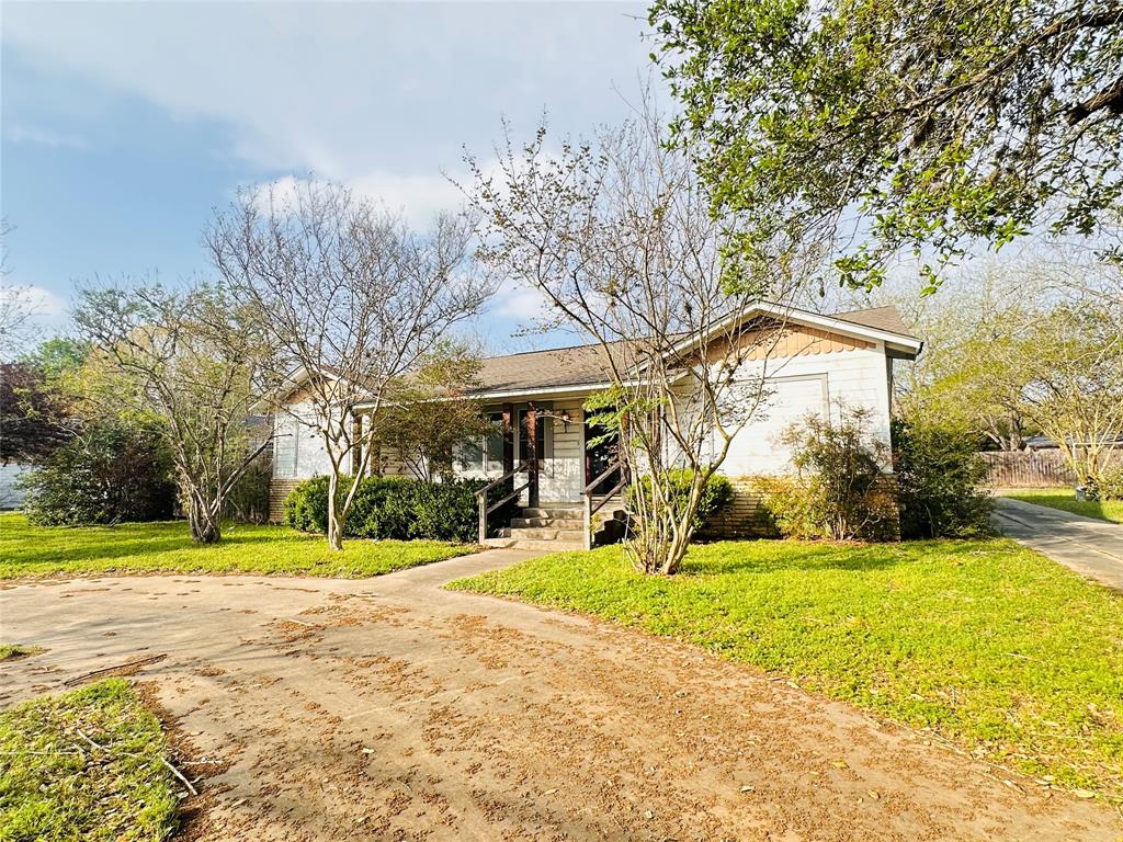 1019 E Gonzales Street, Yoakum, Texas image 2