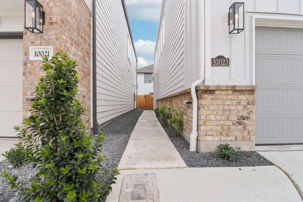 10023 Rustic Charm Street