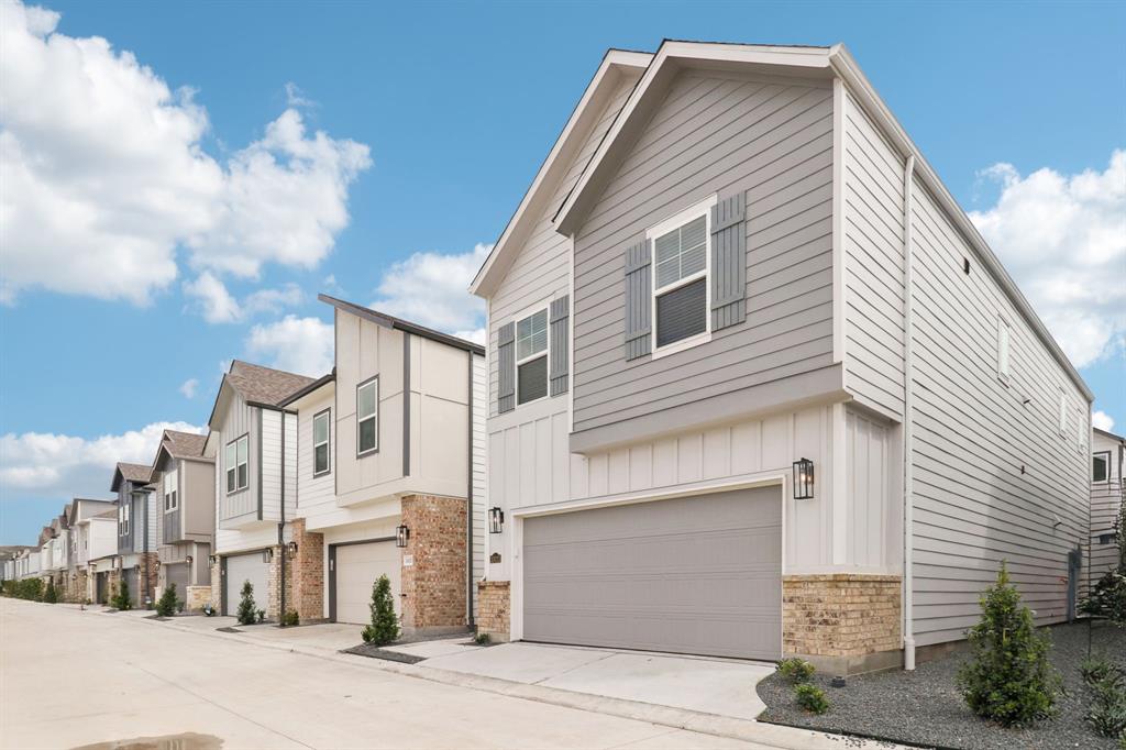 10023 Rustic Charm Street