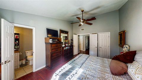 Single Family Residence in West Columbia TX 1310 Austin Drive 17.jpg