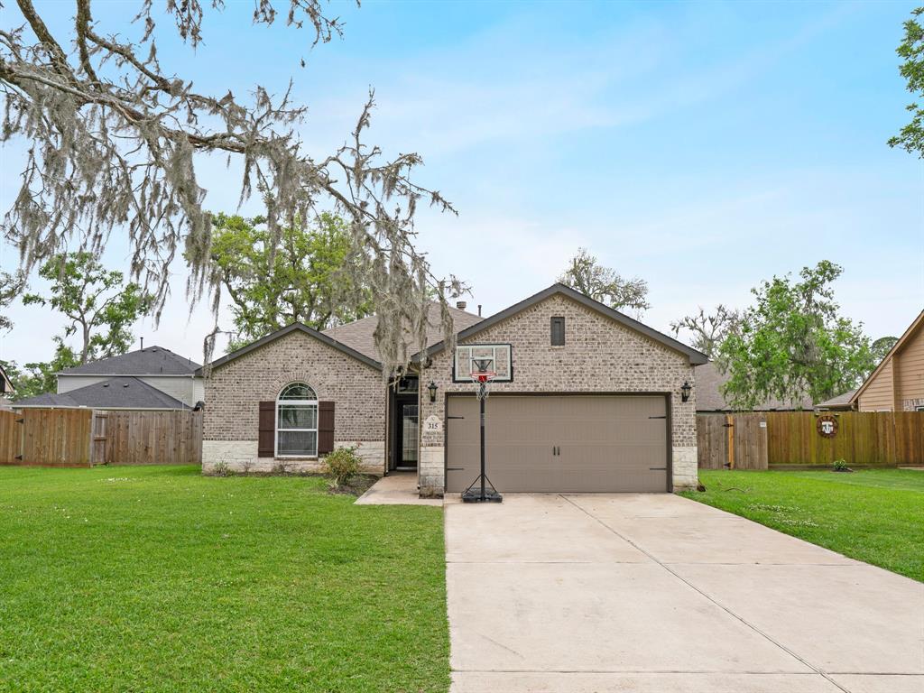 315 Woodhaven Drive, West Columbia, Texas image 2