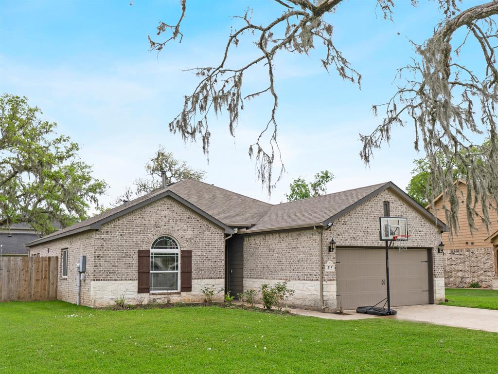 315 Woodhaven Drive, West Columbia, Texas image 1