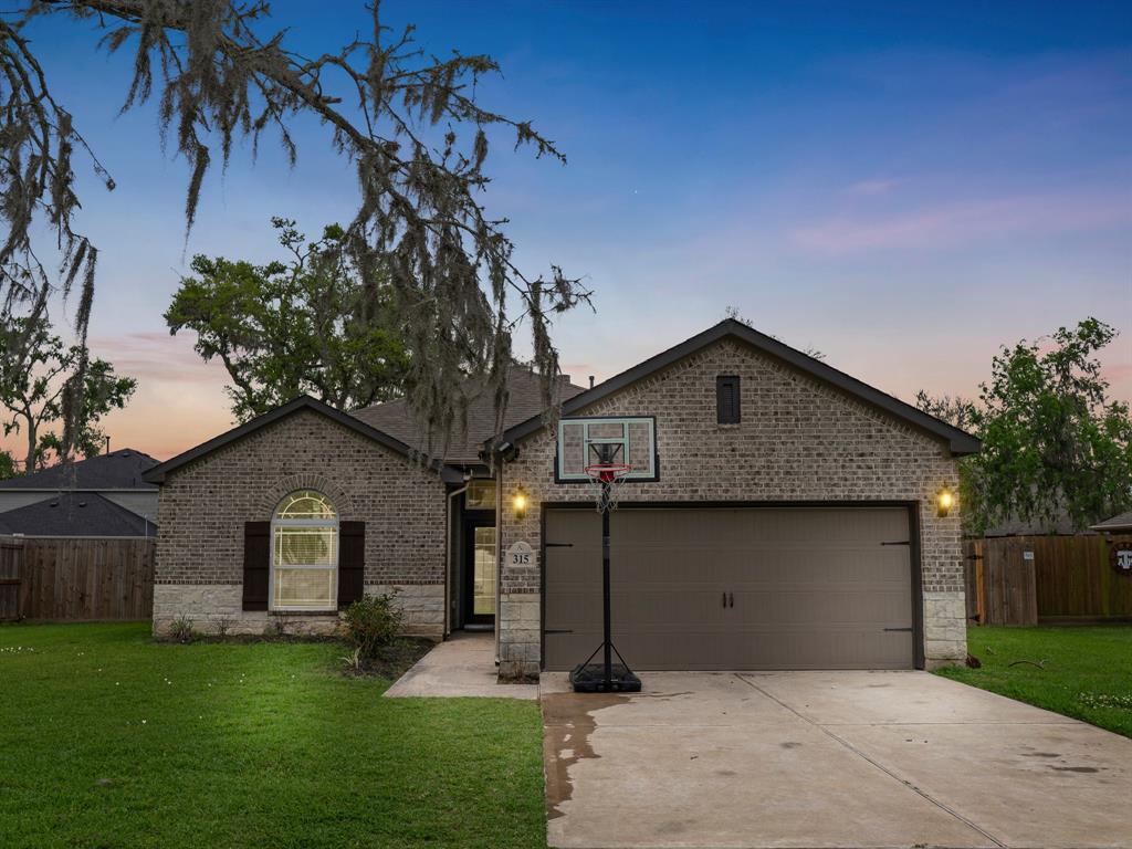 315 Woodhaven Drive, West Columbia, Texas image 3