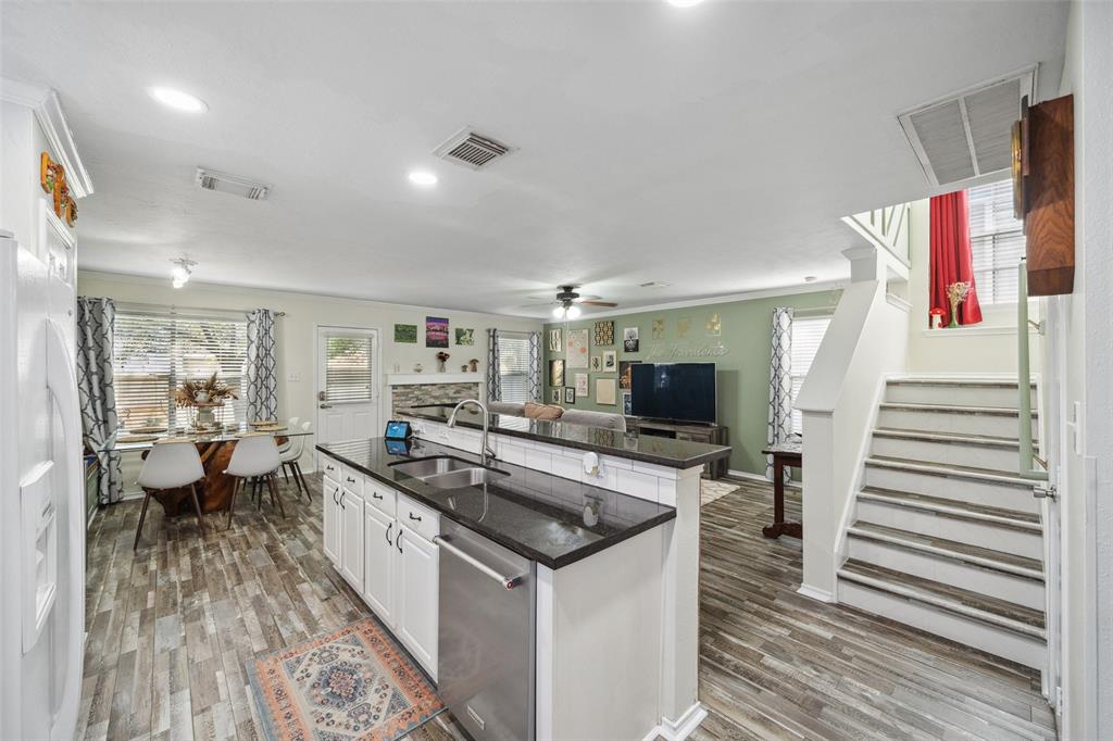 38 Wineberry Place, The Woodlands, Texas image 8