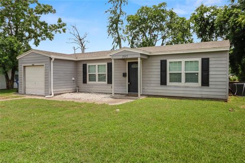 Single Family Residence in Angleton TX 305 Evans Street.jpg
