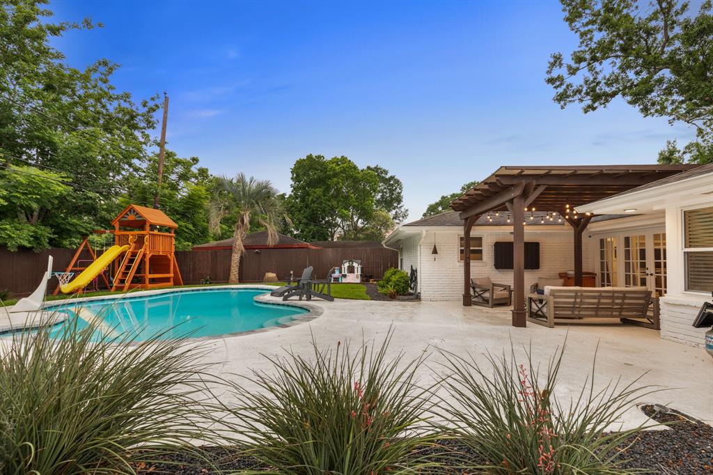 10707 Atwell Drive, Houston, Texas image 2