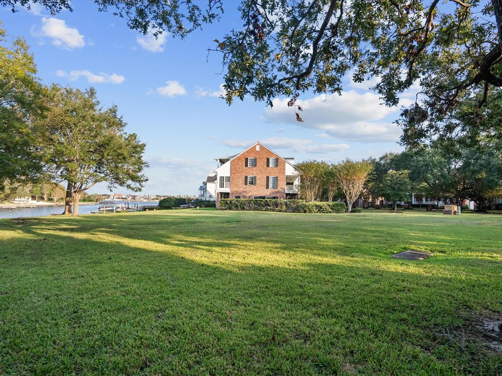 1202 Spring Cress Lane, Seabrook, Texas image 11