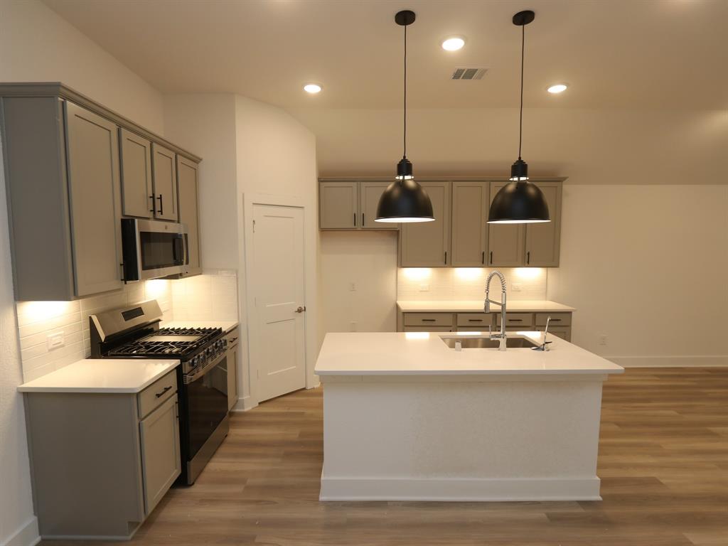 2018 Flower Meadows Drive, Rosenberg, Texas image 2