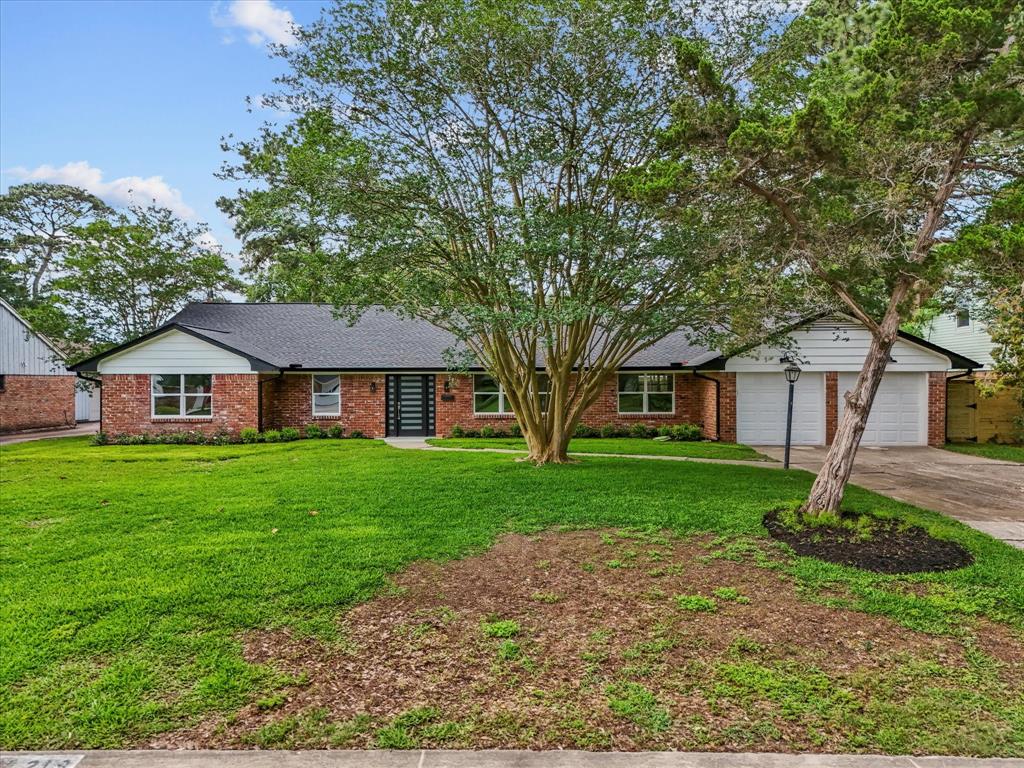 219 Drift Wood Drive, Taylor Lake Village, Texas image 1