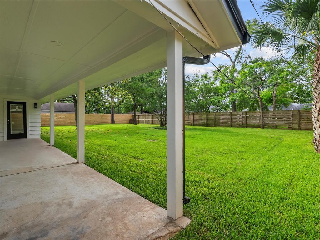 219 Drift Wood Drive, Taylor Lake Village, Texas image 33