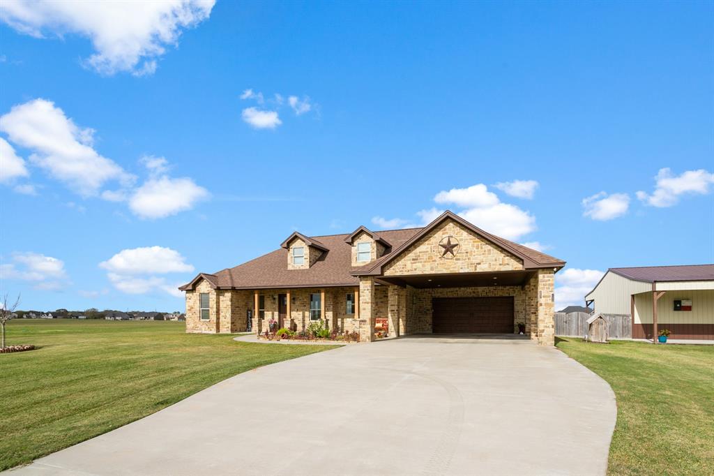 838 Longhorn Trail Trl, Angleton, Texas image 2