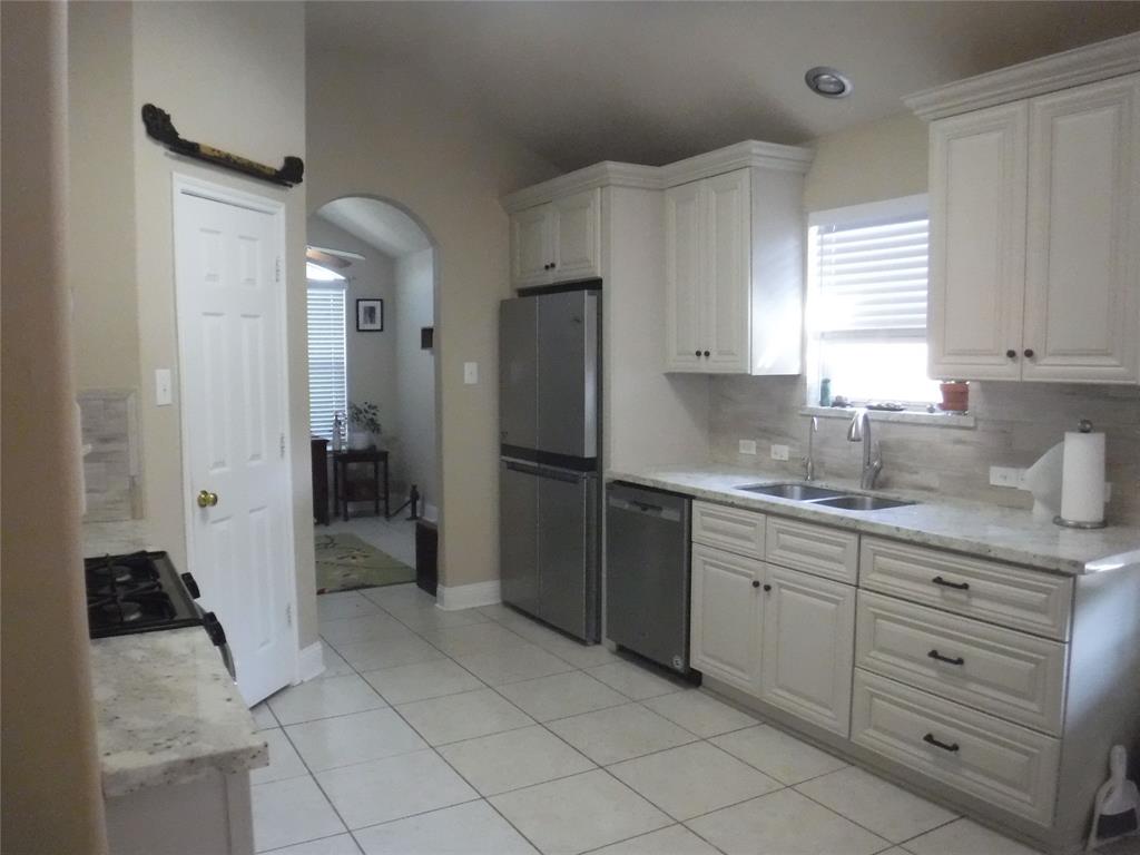 1409 Barras Street, Alvin, Texas image 6