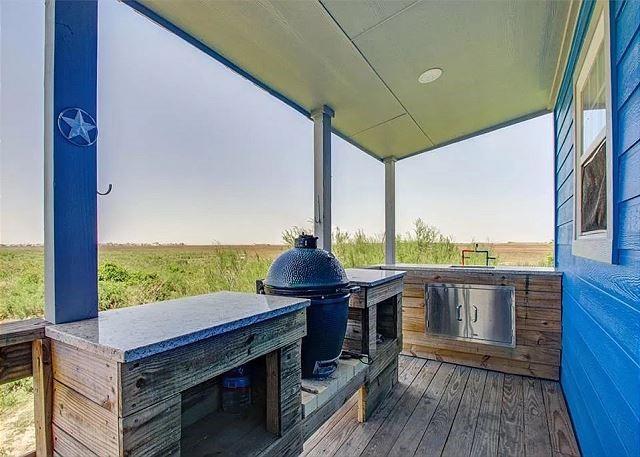 1321 Melody Lane, Crystal Beach, Texas image 3