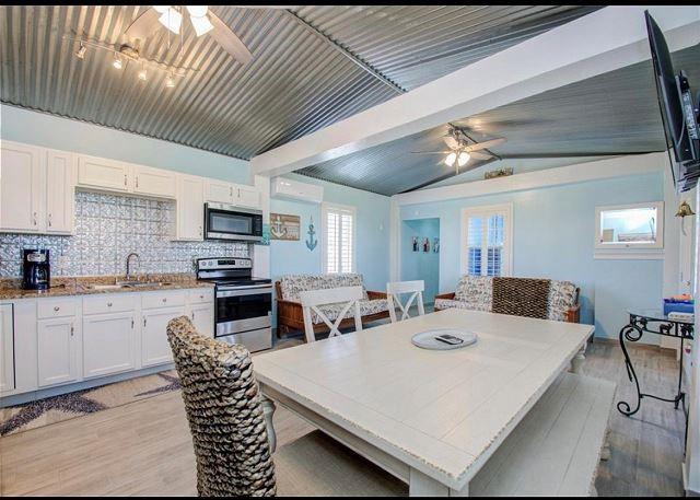 1321 Melody Lane, Crystal Beach, Texas image 5