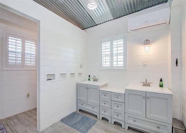 1321 Melody Lane, Crystal Beach, Texas image 11