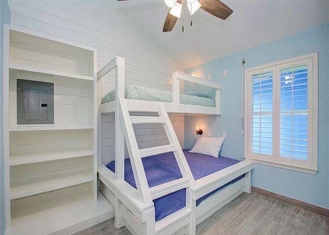 1321 Melody Lane, Crystal Beach, Texas image 13