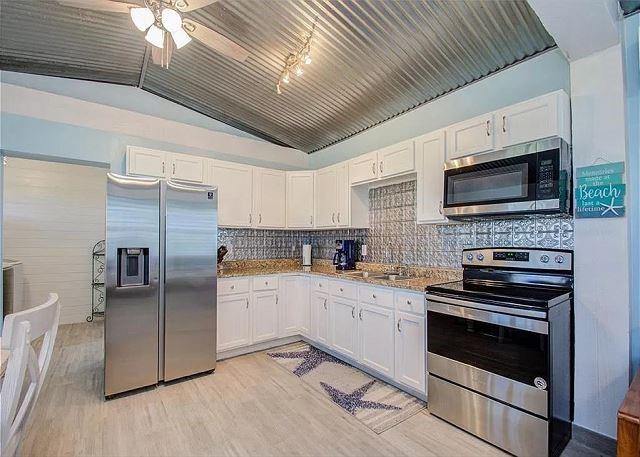 1321 Melody Lane, Crystal Beach, Texas image 6