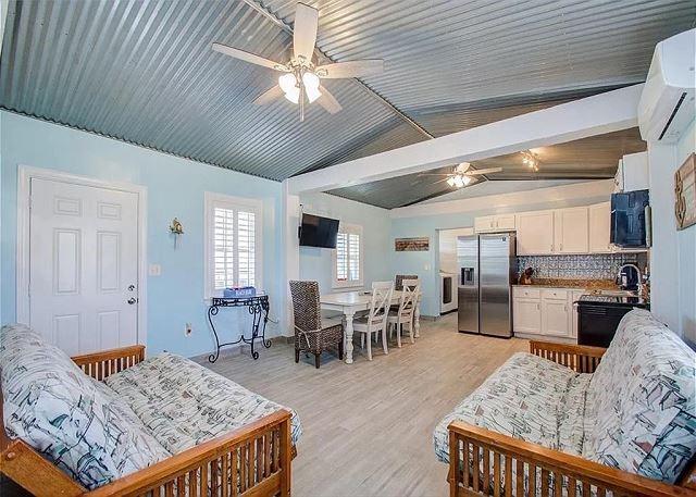 1321 Melody Lane, Crystal Beach, Texas image 4