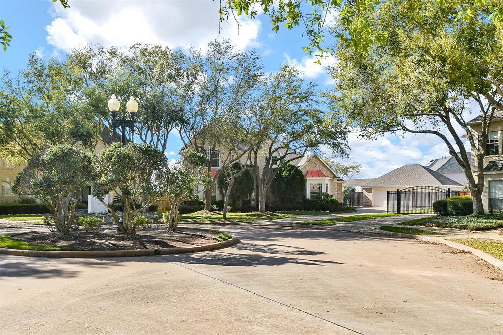 6010 E Brook Court, Sugar Land, Texas image 2