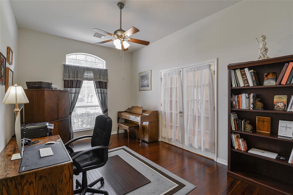 8810 Sailing Drive, Humble, Texas image 9