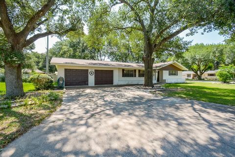 Single Family Residence in El Campo TX 902 Avenue I St.jpg