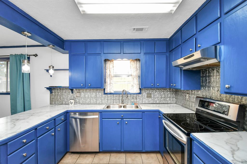 1207 Martingale Court, Crosby, Texas image 11