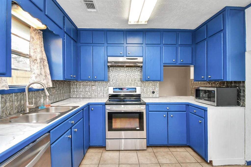 1207 Martingale Court, Crosby, Texas image 12