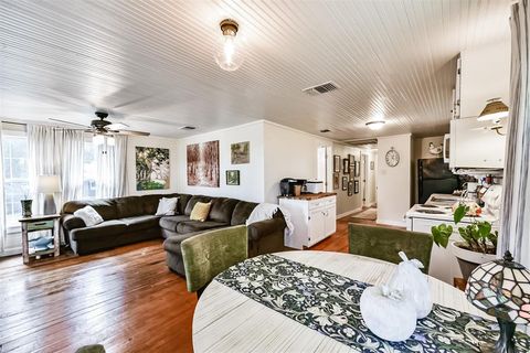 A home in Hallettsville