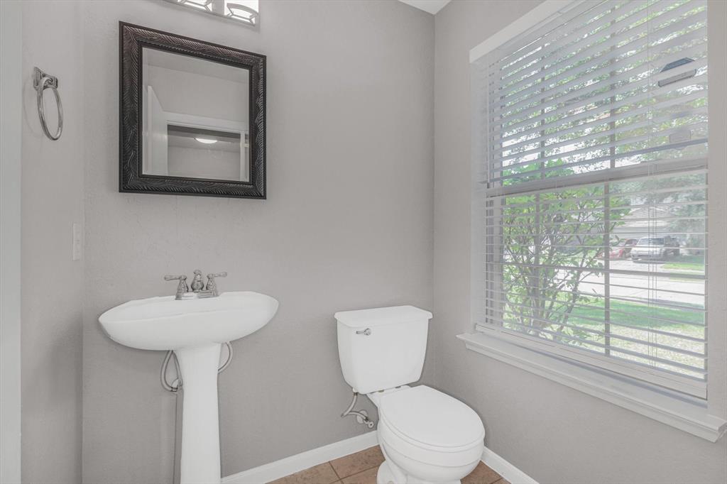 8111 Sanders Forest Court, Humble, Texas image 6