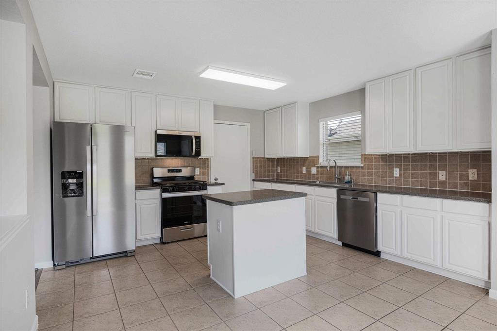 8111 Sanders Forest Court, Humble, Texas image 13