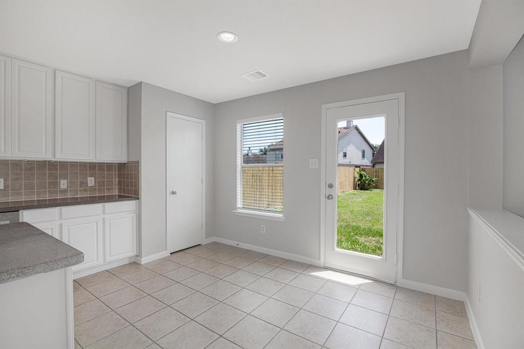 8111 Sanders Forest Court, Humble, Texas image 11