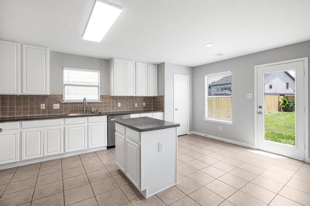 8111 Sanders Forest Court, Humble, Texas image 16