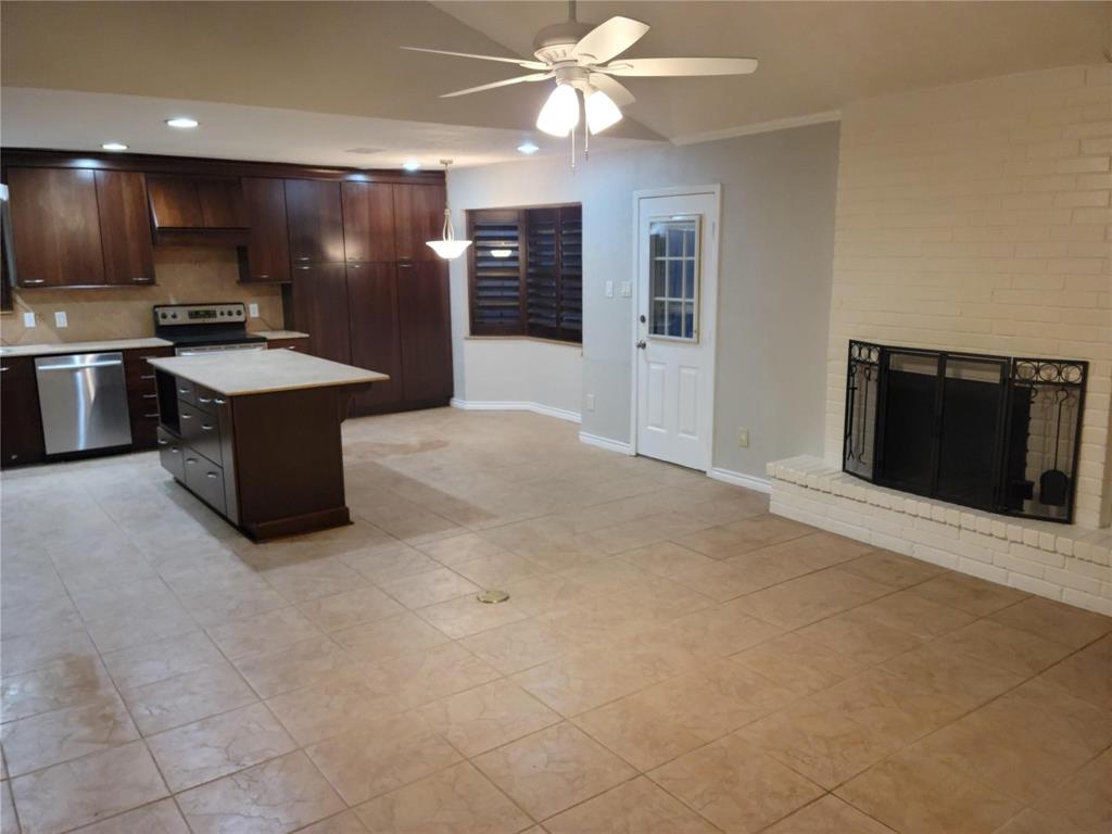 343 Windsor Square, Alvin, Texas image 5