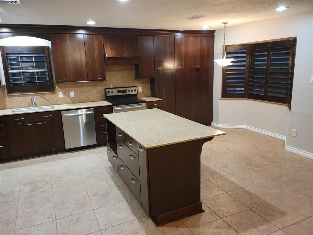 343 Windsor Square, Alvin, Texas image 4