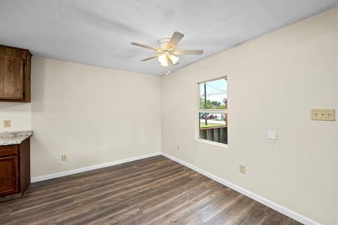 Single Family Residence in San Leon TX 732 12th St St 10.jpg