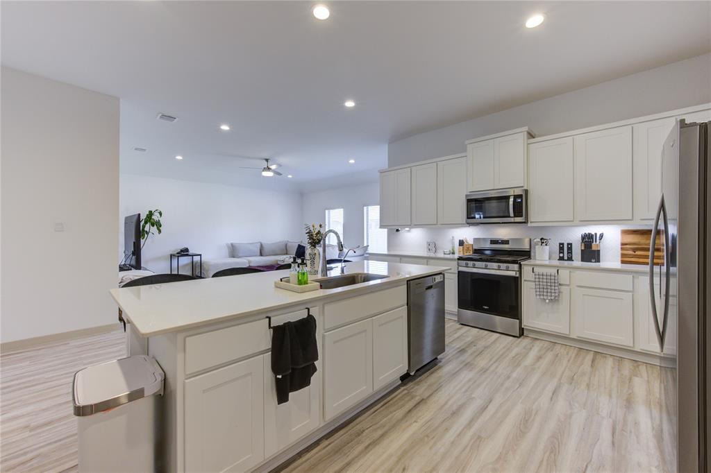 727 Kingwood Drive, League City, Texas image 2