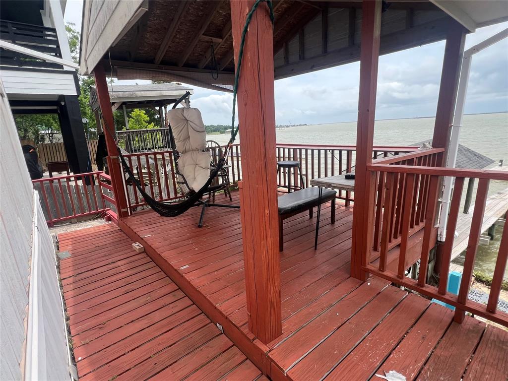 2942 Bay Oaks Harbor Drive, Baytown, Texas image 2