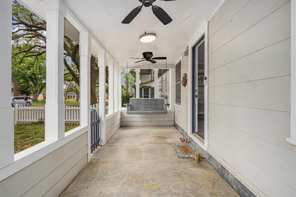 506 W Blum Street, Alvin, Texas image 2