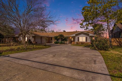 Single Family Residence in Taylor Lake Village TX 227 Lakeshore Drive.jpg