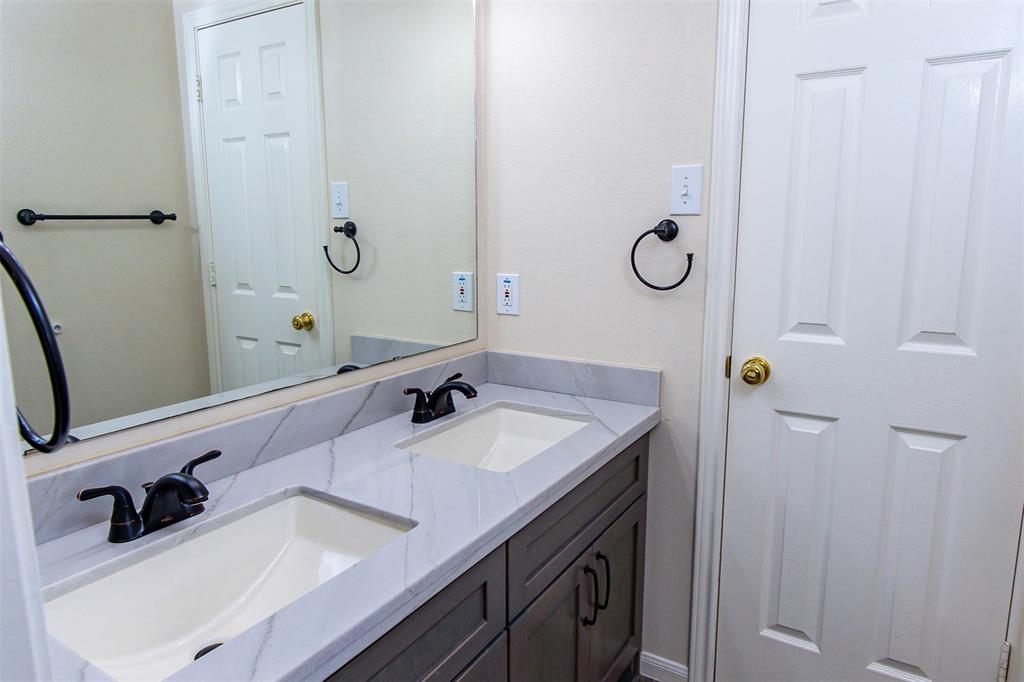 3218 W Oaks Boulevard, Pearland, Texas image 22