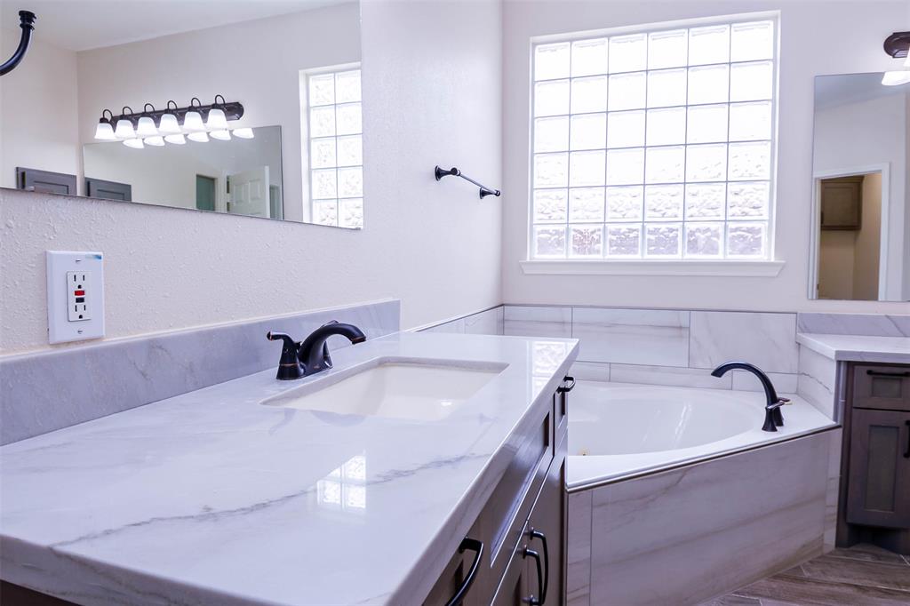 3218 W Oaks Boulevard, Pearland, Texas image 13