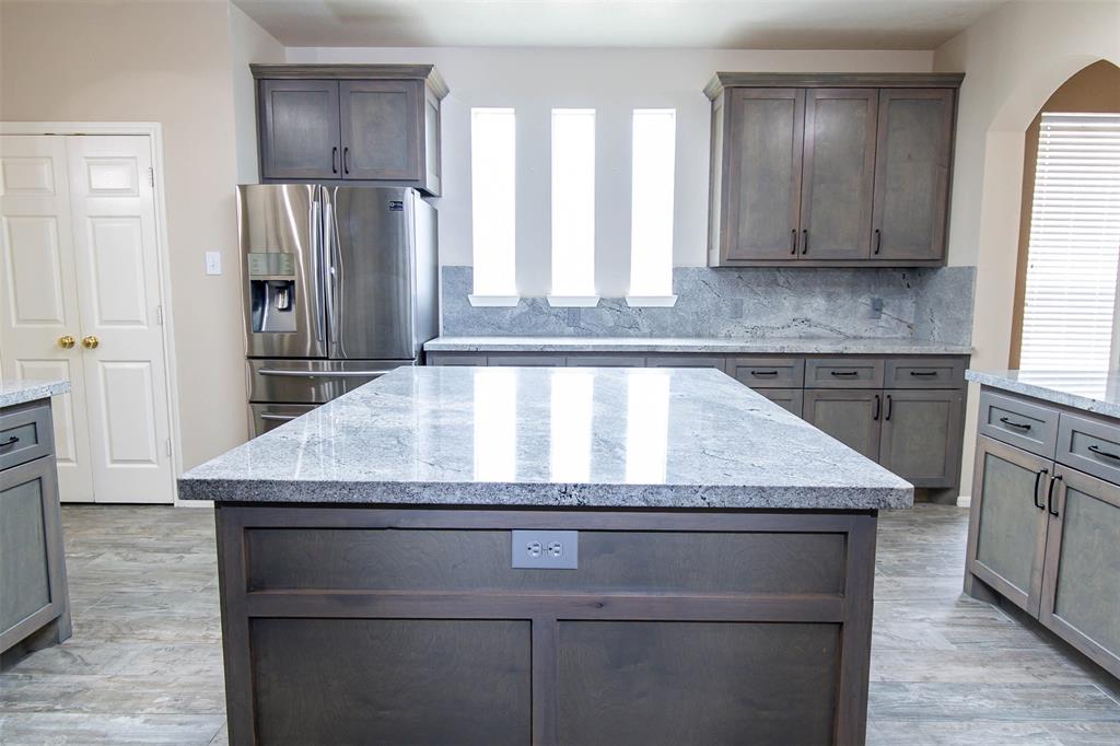 3218 W Oaks Boulevard, Pearland, Texas image 3