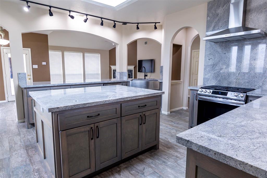 3218 W Oaks Boulevard, Pearland, Texas image 2